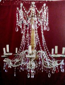 Lampadario genovese del XVIII° sec. a cascata di pendagli in cristallo trasparenti e colorati fusto in l3gno darato. 8 luci h. cm. 110 larg. 120 